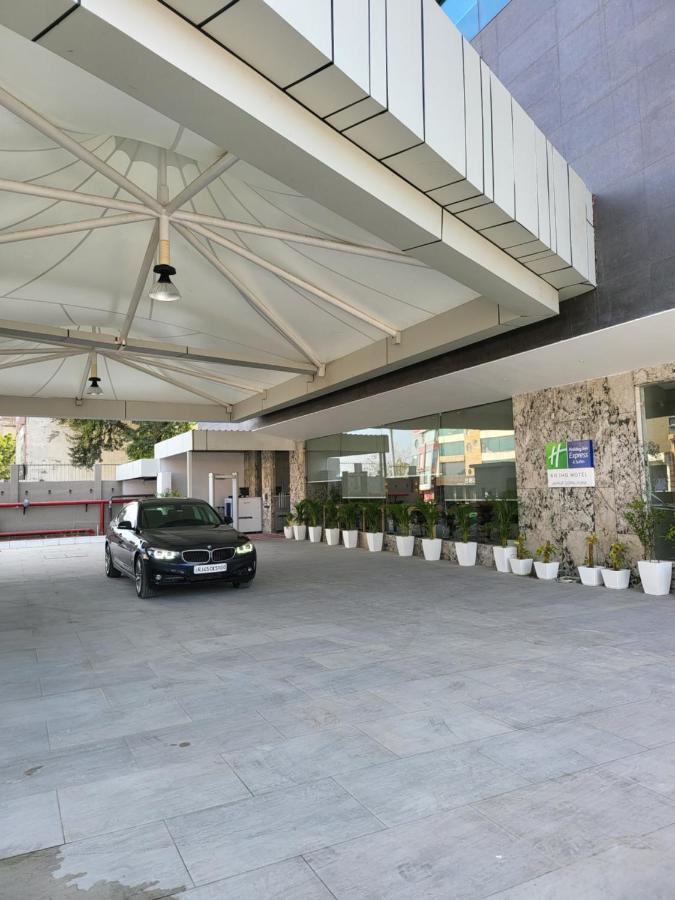 Express & Gopalpura Hotel 4*